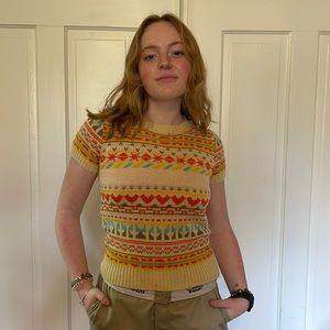 Vintage soft short sleeve sweater with details of hearts and cute shapes.